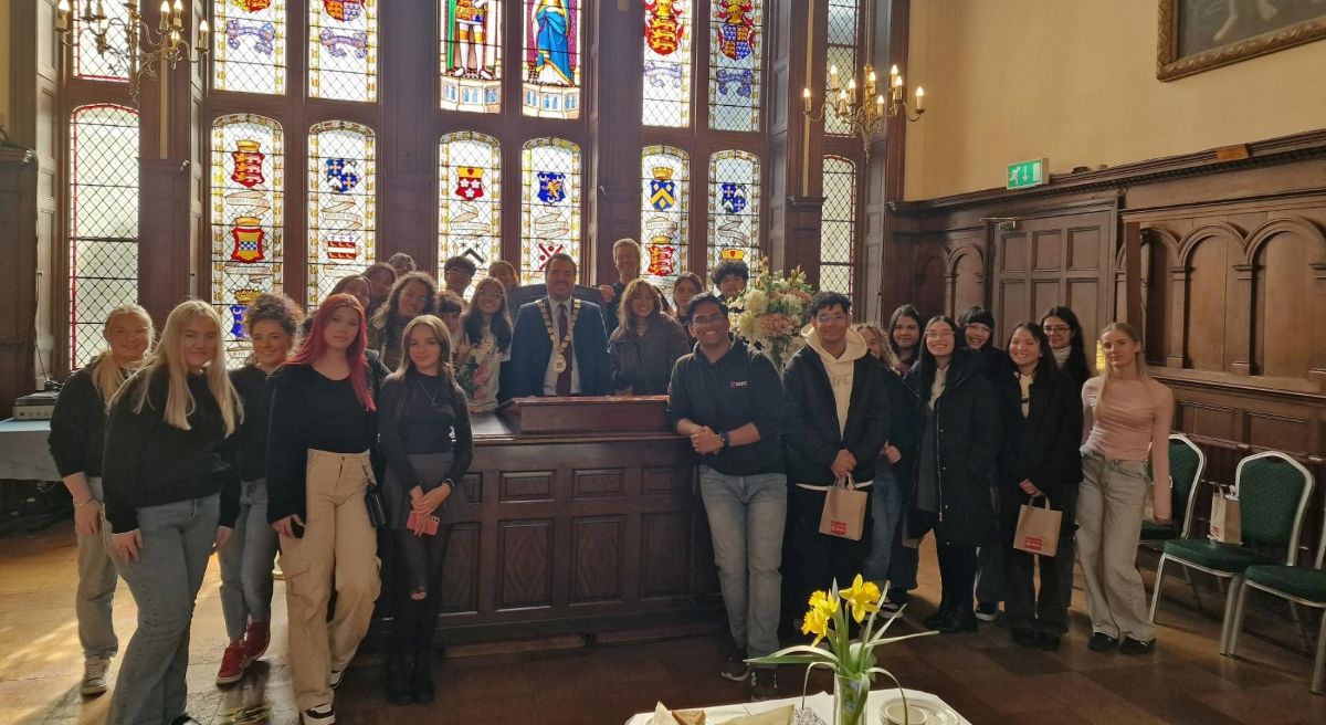 Students from Brazil, SERC students and staff meet Mayor Cathcart