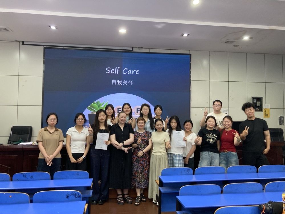 Diane Weatherup and Sarah Hope with Chinese students