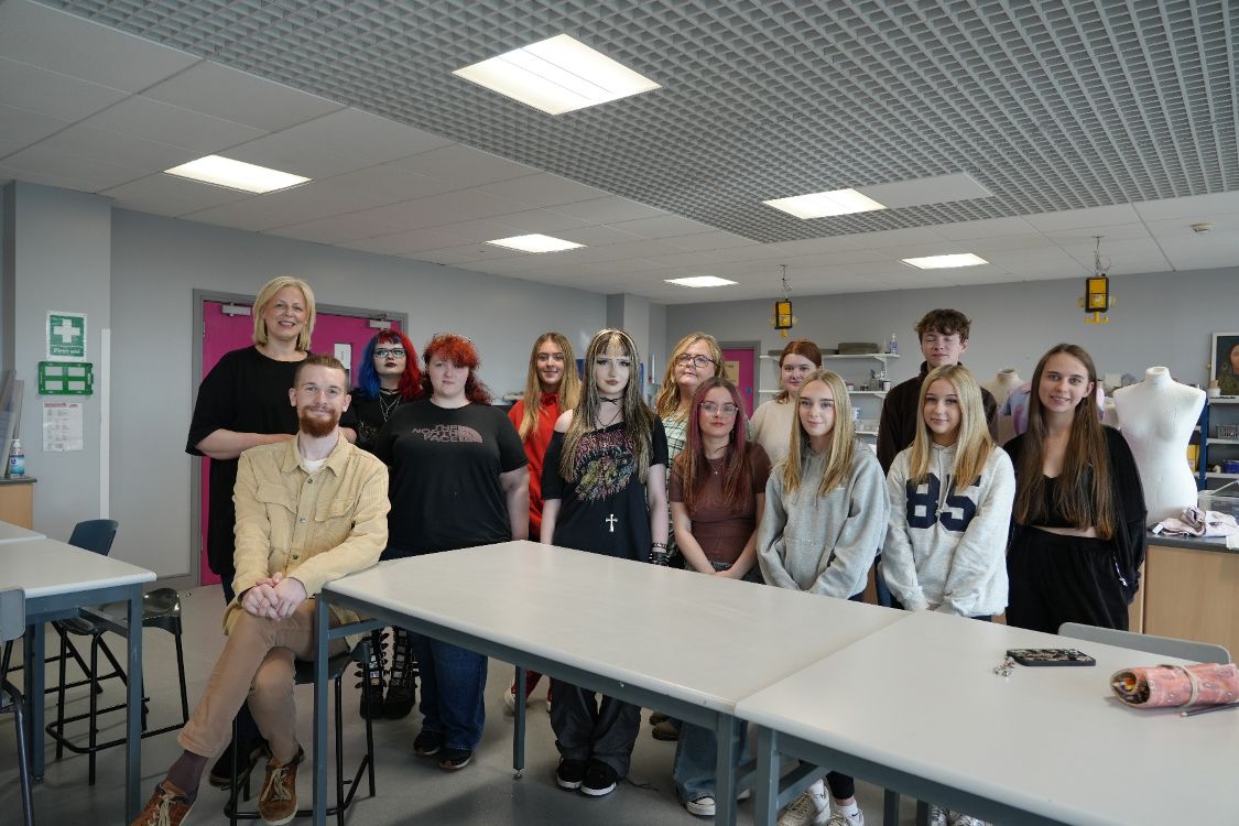 Jonathan Pratt with Art students