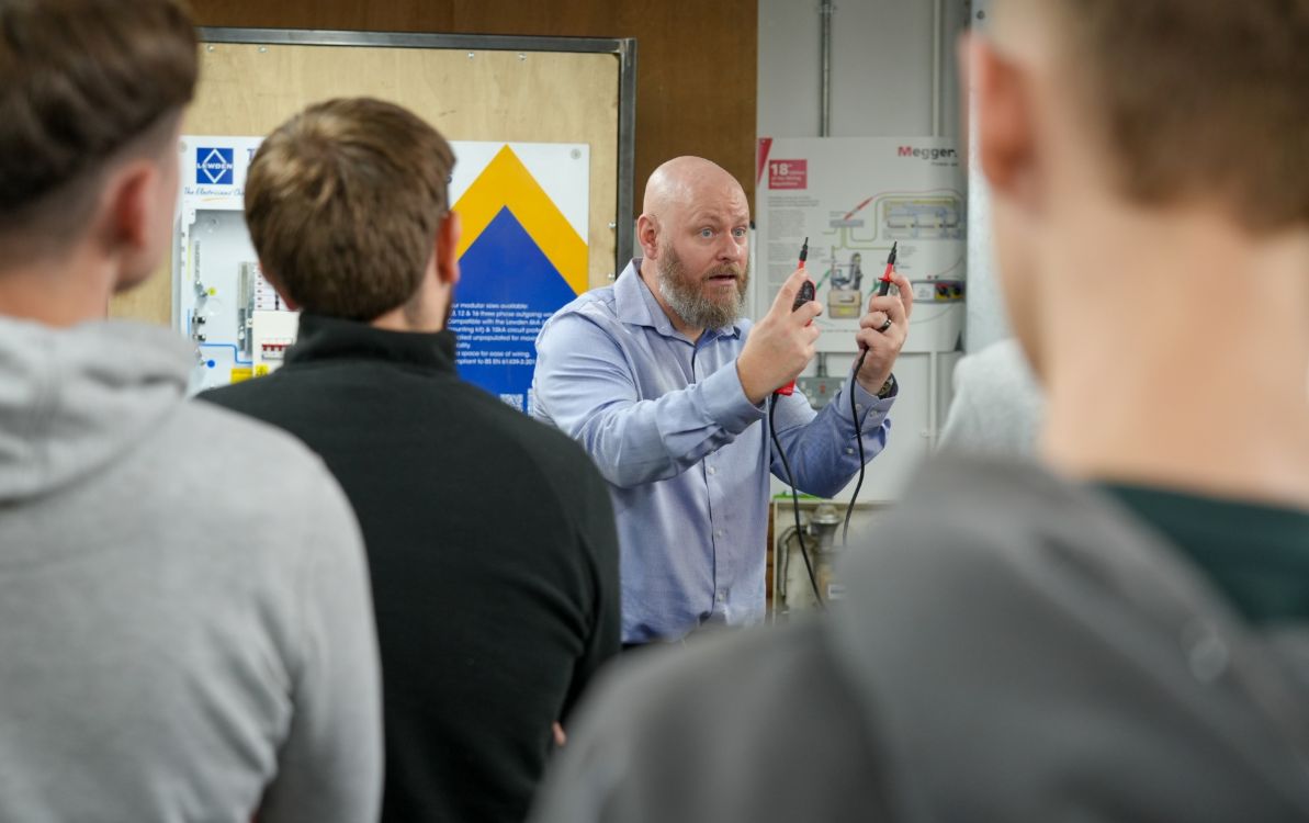 Picture of SERC students at an eFIXX college tour workshop