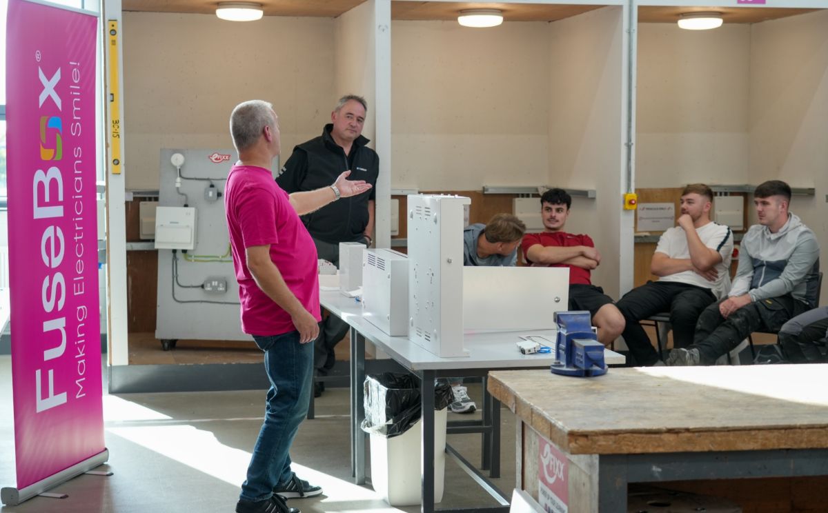 Picture of SERC students at an eFIXX college tour workshop