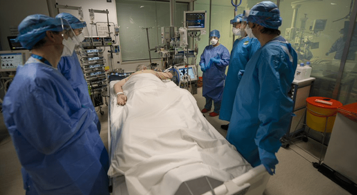 A Level 3 Creative Media student at SERC’s Bangor Campus has been making history with his photographs which capture working on the frontline of the coronavirus pandemic at the Ulster Hospital over the past year.