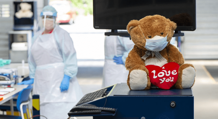 A Level 3 Creative Media student at SERC’s Bangor Campus has been making history with his photographs which capture working on the frontline of the coronavirus pandemic at the Ulster Hospital over the past year.