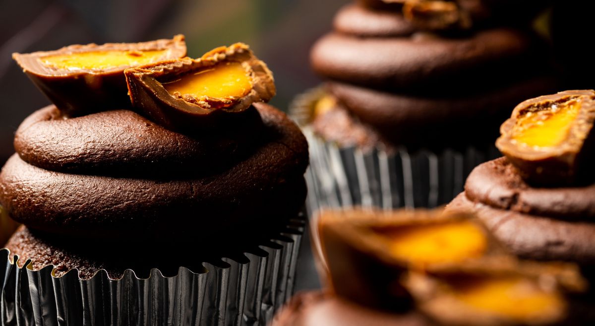Cup cakes decorated with sumptuous chocolate and sweets 