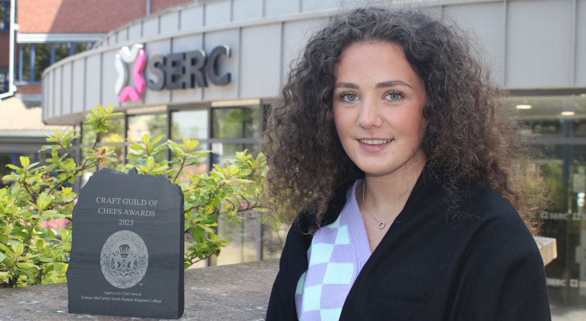 Picture of Eimear McCarthy with her Apprentice Chef Award