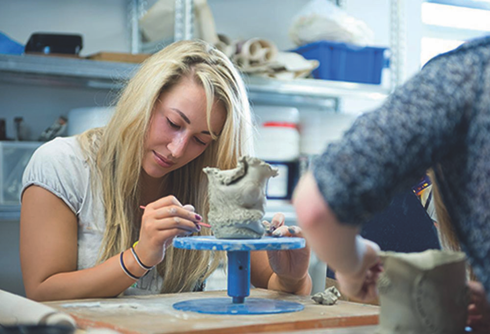 Photo of a /img/subject-areas/overview/art.png student